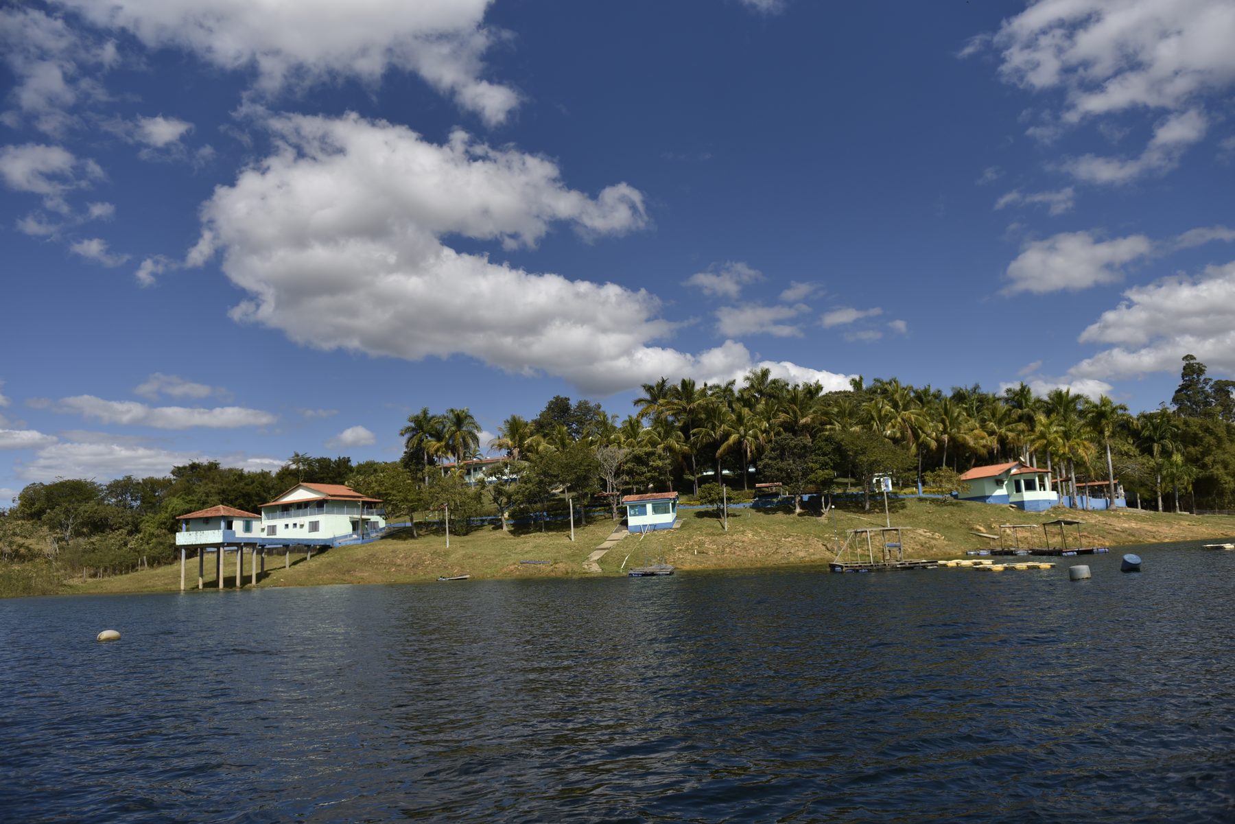 Vista da Estância Bela Vida pelo lago