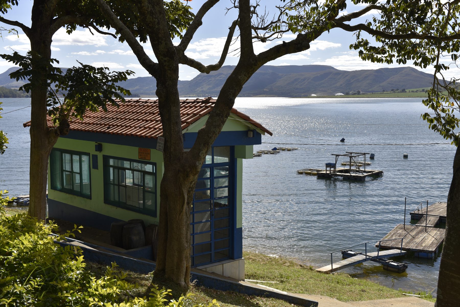 Vista do lago na Estância Bela Vida